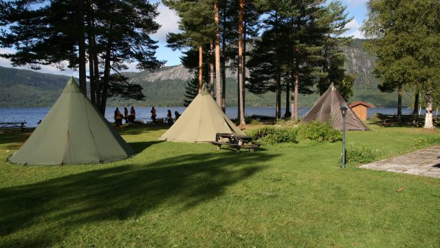 Fyresdal kurs og leirsted - Scene og mingleområdet med telt